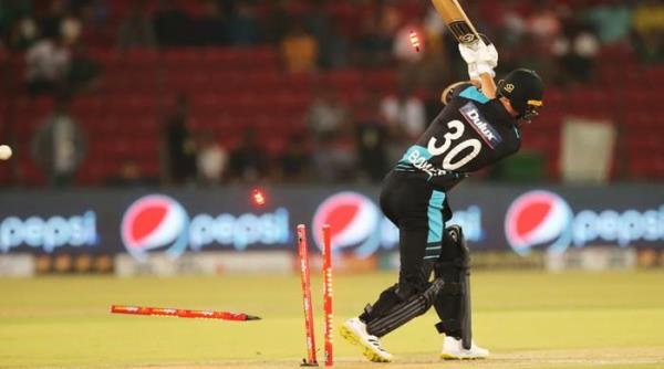 汤姆·莱瑟姆带领新西兰队在第三届T20I比赛中取得了50分的好成绩