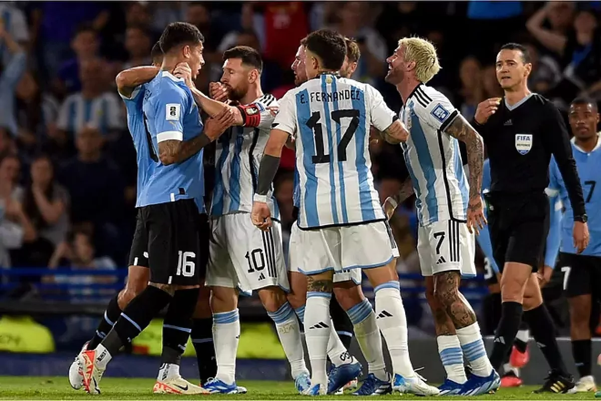 在阿根廷与乌拉圭的比赛中，梅西对乌加特做出**手势做出回应:他必须学会尊重