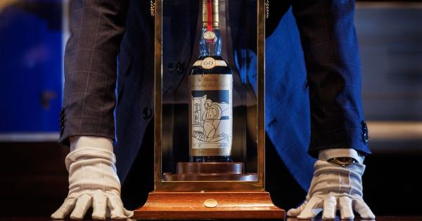 一瓶麦卡伦威士忌在拍卖会上以创纪录的价格售出