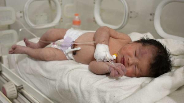 数千人表示愿意收养在废墟下出生的“奇迹”女婴