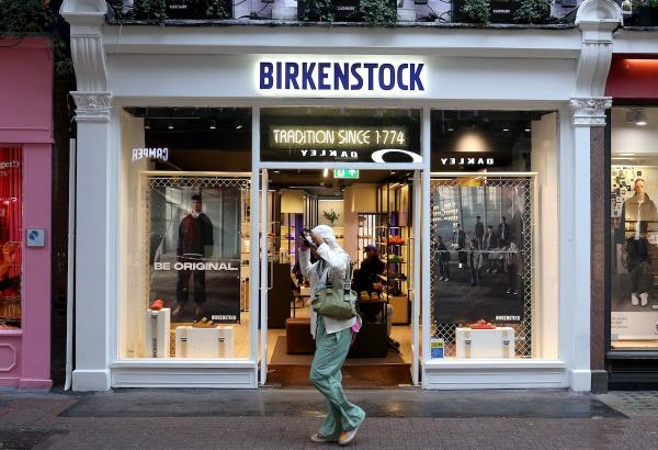 Birkenstock股价下跌，投资者关注首次公开募股后的盈利预警