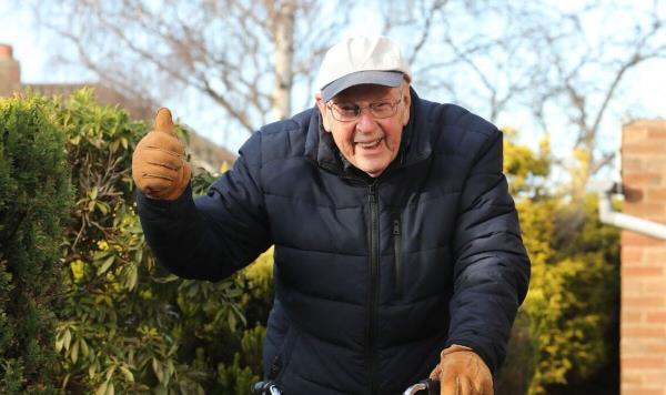 二战英雄，100岁，绕着他的花园步行661英里，为慈善机构筹集了4.3万英镑